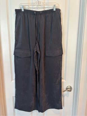 NWT Lululemon Black Matte Satin Relaxed-Fit Mid-Rise Cargo Pant, Size L